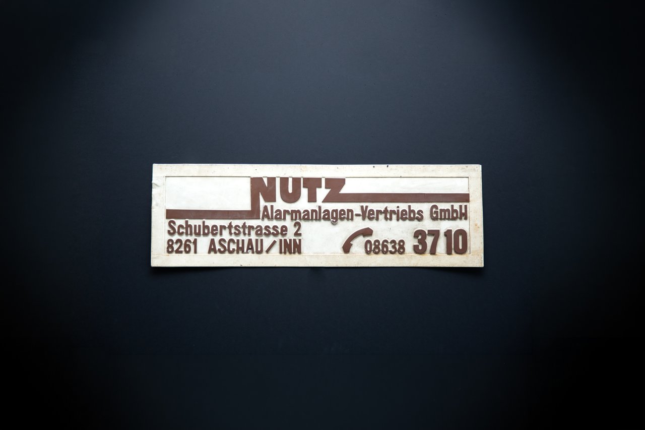 Altes Nutz-Logo auf Unternehmensschild